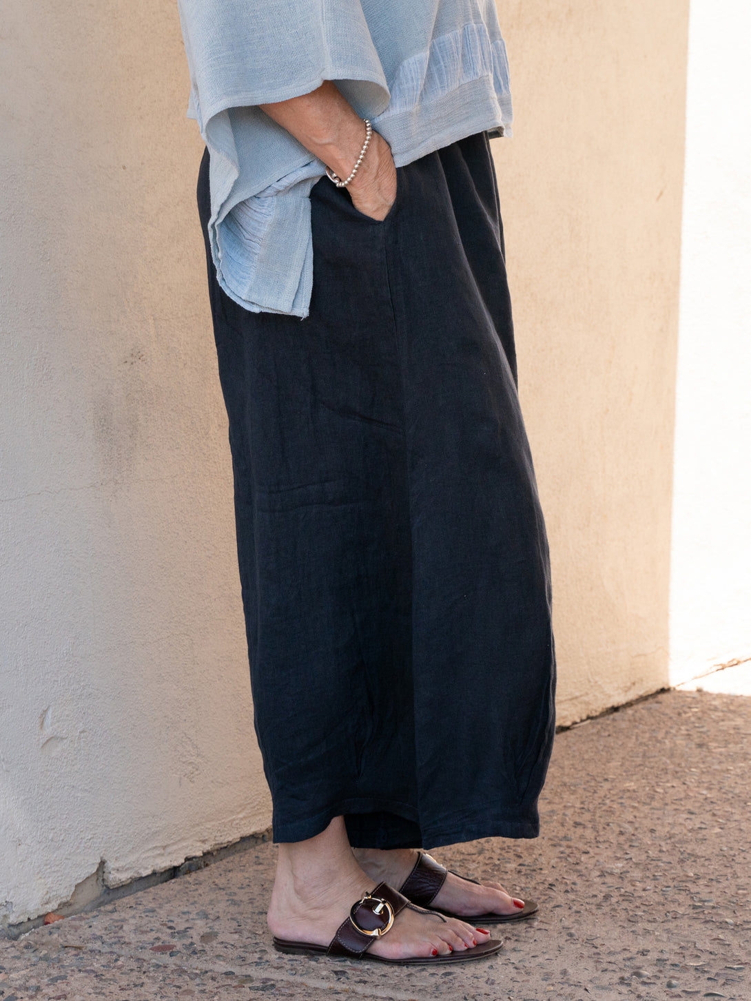 Conscious Coterie Stevie Linen pant in Navy on model side view